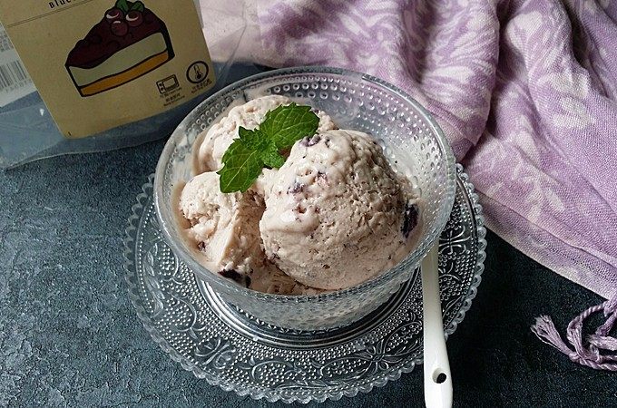 蓝莓果酱冰淇淋,食用前稍回温用挖球器挖至小碗中即可