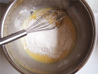 黄桃山药蛋糕卷,筛入低筋面粉，切拌均匀