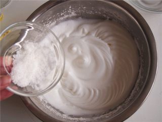 黄桃山药蛋糕卷,打发至纹路明显后加入最后的糖，打至湿性发泡