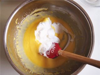 黄桃山药蛋糕卷,取三分之一蛋白加入蛋黄糊中，切拌均匀