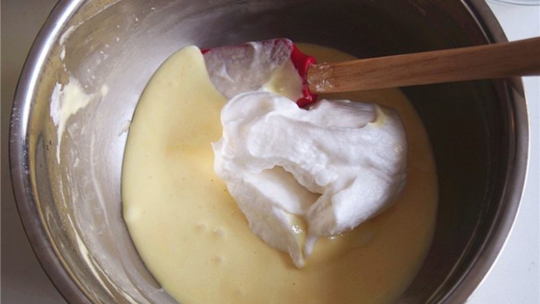 黄桃山药蛋糕卷,将蛋黄糊倒入剩余蛋白中，切拌均匀