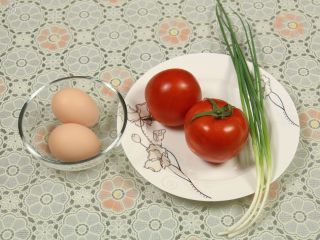 西红柿炒蛋,准备的食材有：鸡蛋、西红柿、葱。