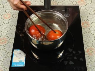 西红柿炒蛋,放入西红柿，用筷子翻面，烫5秒钟左右。