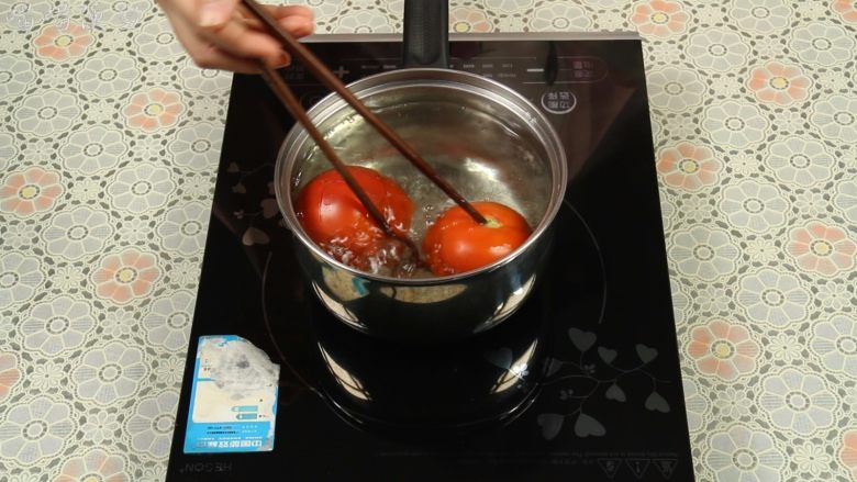 西红柿炒蛋,放入西红柿，用筷子翻面，烫5秒钟左右。