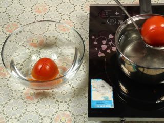 西红柿炒蛋,捞起，放入冷水里。