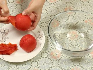 西红柿炒蛋,这时候就能很轻松的把西红柿的皮剥下来了。
