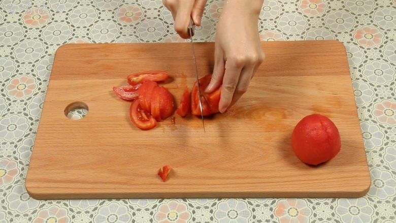 西红柿炒蛋,西红柿切块。