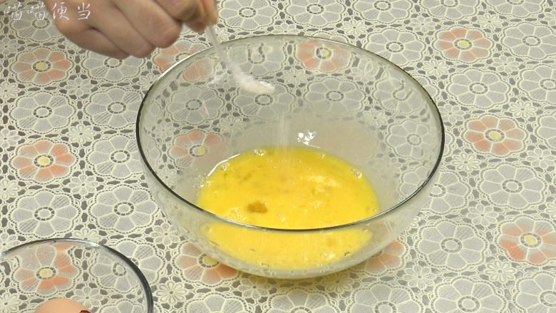 西红柿炒蛋,搅拌成均匀的鸡蛋液，加入适量的盐，再次搅拌均匀。