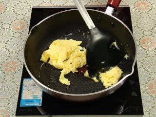 西红柿炒蛋,用铲子把鸡蛋炒开，待所有蛋液凝固后,用铲子切成块，马上盛起，不要炒太老。