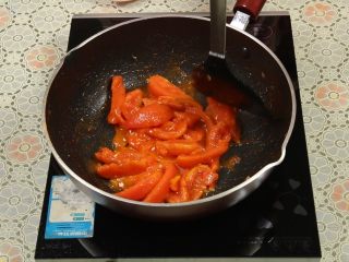 西红柿炒蛋,煸炒出香味后，加入西红柿，继续翻炒。