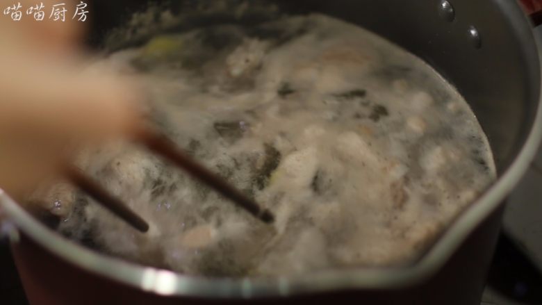 莲藕花生排骨汤,水开后继续煮一分钟，把血沫煮出来。