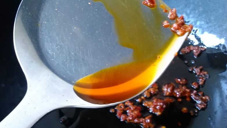 粉蒸排骨,豆瓣酱炒出香味，并出红油即可关火备用