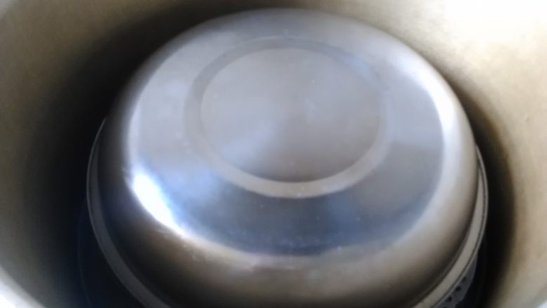 粉蒸排骨,为了预防蒸气水进入碗里，我用不锈钢盘盖住了碗口，之后盖上锅盖开中大火，上气后蒸制50分钟即可，蒸好后不要立即开盖，要等消气后才可取阀揭盖