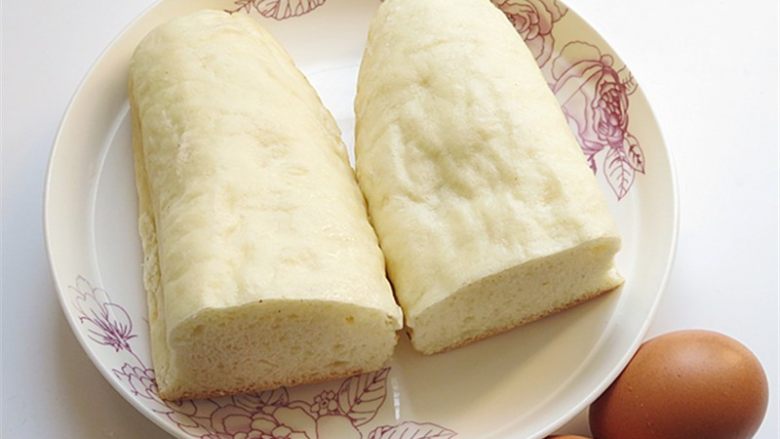 黄金香辣脆饼,准备好两块剩馍，最好是在冰箱里冻过的，切的时候容易成型，不会掉渣