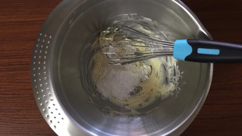 幸福奶酥饼干,软化的黄油加入糖粉、盐，用手动打蛋器搅拌至顺滑