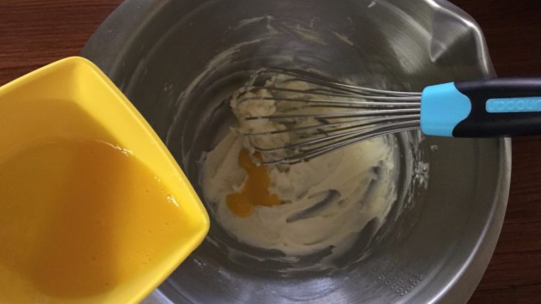 幸福奶酥饼干,鸡蛋液打散分两次加入，并搅拌均匀