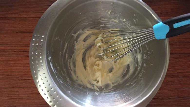 幸福奶酥饼干,加入糖粉，使用手动打蛋器搅拌均匀无颗粒