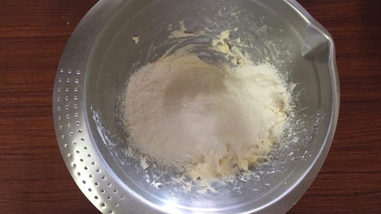 幸福奶酥饼干,筛入低筋面粉，用刮刀翻拌，直至面糊变顺滑