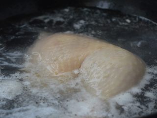 西洋参炖鸡汤,锅内放清水煮沸，放入鸡腿煮出杂质