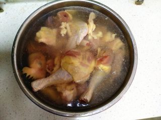 香菇鸡汤,把砍好的鸡肉，放在一个小盆里注入清水。让鸡肉的血水泡出来。
