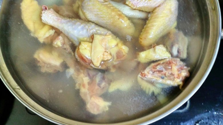 香菇鸡汤,把泡一会的鸡肉捞出，放在锅里加入清水烧开。