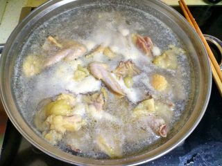 香菇鸡汤,当清水上有一点泡沫时，加入几滴料酒。