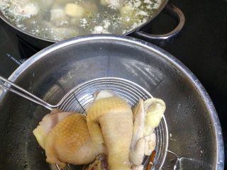 香菇鸡汤,把煮好的鸡肉捞出，不要汤。