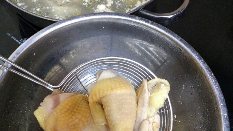 香菇鸡汤,把煮好的鸡肉捞出，不要汤。
