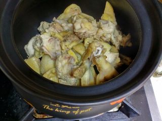 香菇鸡汤,把鸡肉放进砂锅里。大块一点的可以放在底部。
