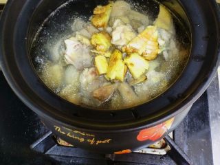香菇鸡汤,把处理好的生姜，放在砂锅里。