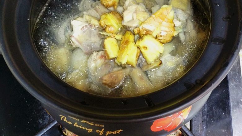 香菇鸡汤,把处理好的生姜，放在砂锅里。