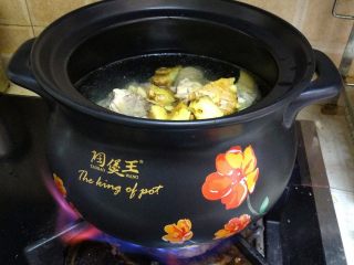 香菇鸡汤,这时侯可以把燃气打开，调到大火。