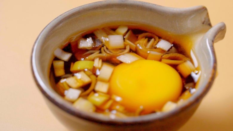 快手日式荞麦冷面！,取出适量料汁，打入一个可生食鸡蛋