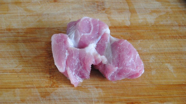 洋葱猪肉馄饨,我买的是梅头肉，哪里的肉肥瘦相间，做馅最可口