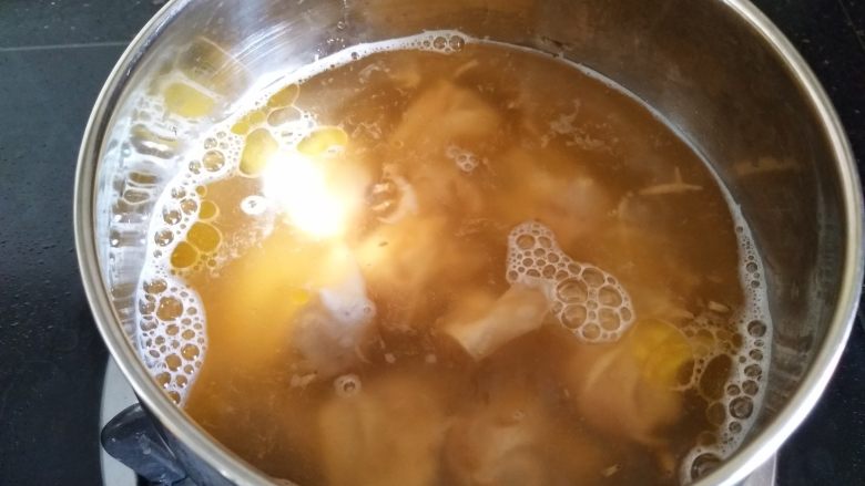 洋葱猪肉馄饨,放入云吞煮沸后加入两小勺清水