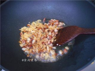 广式芋头糕,炒至五花肉焦黄色后，倒入虾皮煸香