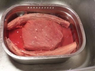 卤牛肉,牛肉用清水浸泡1个小时，去血水。牛肉先用清水浸泡，可以清除牛肉内的血水,以免后来焯水除浮沫的时间过长而降低牛肉香味。 