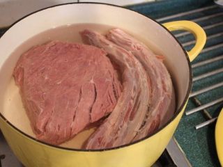 卤牛肉,将牛肉重新洗净，冷水入锅，转大火煮滚