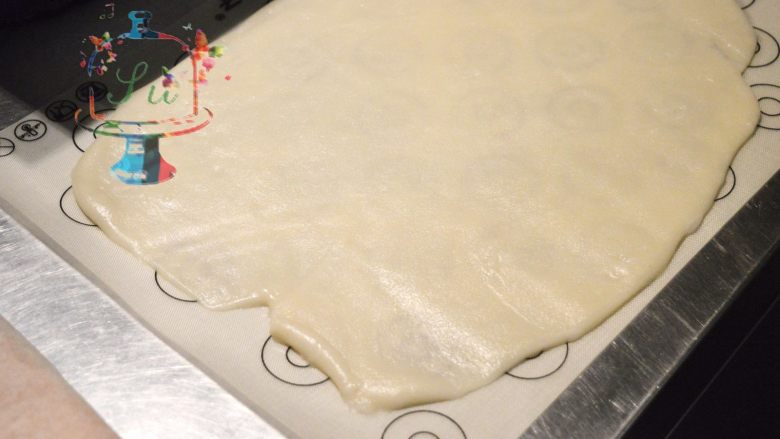 蛋糕界的大福——玫瑰白玉卷,擀面杖抹一些手粉，均匀推开糯米皮。宽度一定要够。可以用自己切好的戚风条的宽度比对一下。4个面一共大概需要多宽。四边切整齐