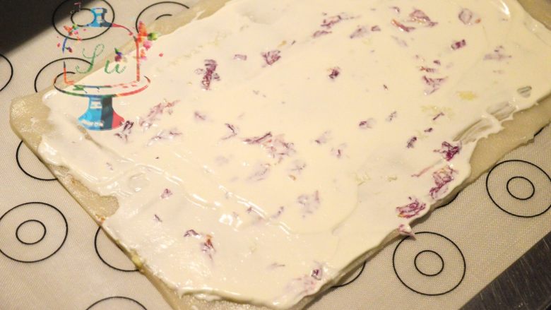 蛋糕界的大福——玫瑰白玉卷,涂抹上一层奶油，喜欢奶油多多的就多抹一些，卷起要对接的两边少抹一点。不然不好粘连