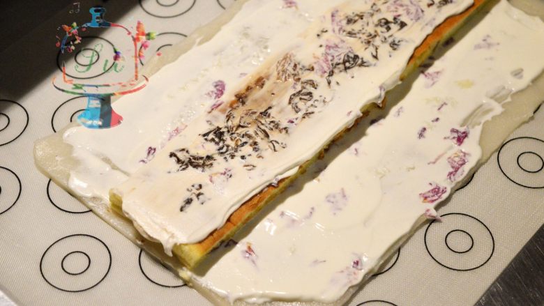 蛋糕界的大福——玫瑰白玉卷,摆上切好的蛋糕条，抹夹层的奶油。我还加了玫瑰花酱。这个是我自己做的，哈哈，后味特别香。