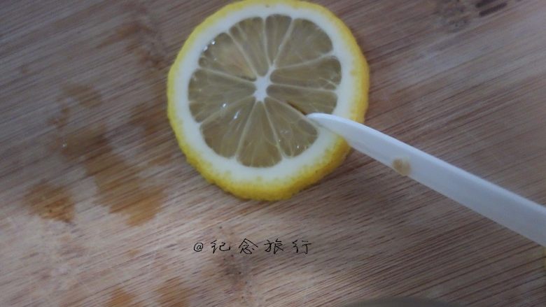 柠檬薄荷水,将一片柠檬用刀切一刀作为装饰用