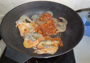 泡菜虾,倒入切好的泡菜，放入少许水，闷至大虾成熟，汤汁收干