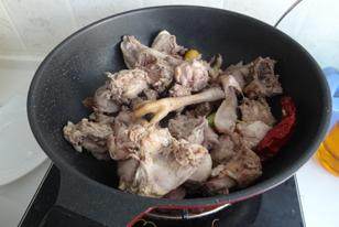 小鸡炖蘑菇 ,下焯好的鸡肉翻炒