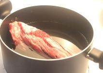 洋葱黑椒牛腱,将化冻的牛腱整只放入锅中煮沸去血水