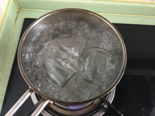 自制樱桃果酱,另取一锅，放入清水，将清水煮沸后将放果酱的容器放入沸水中进行高温消毒。