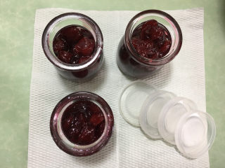 自制樱桃果酱,将煮好的果酱倒入消毒过的容器中。