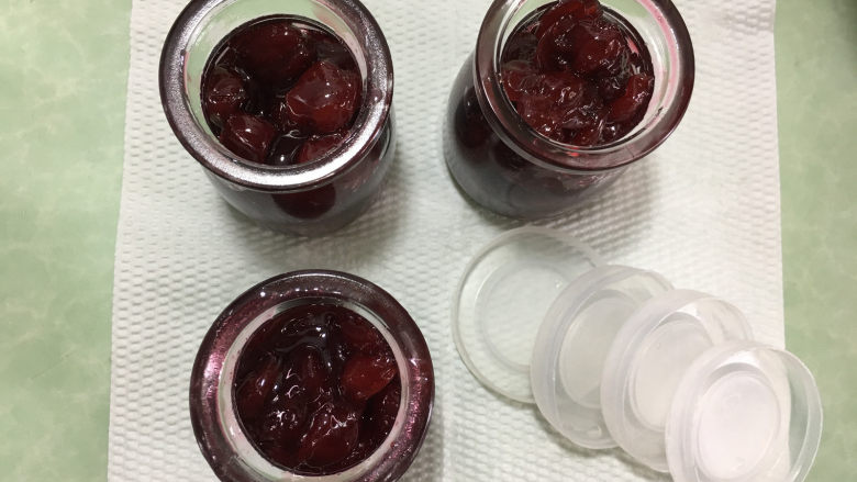 自制樱桃果酱,将煮好的果酱倒入消毒过的容器中。