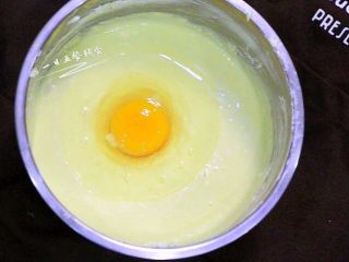 榴莲重芝士蛋糕,加一个蛋不停搅打至均匀。