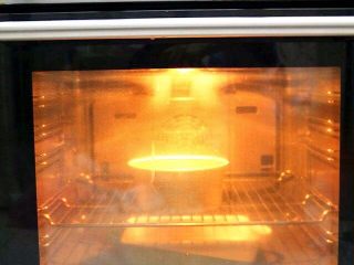 榴莲重芝士蛋糕,烤箱底部放一盘水，倒数第二层放入蛋糕模，温度调至160℃烤50分钟，至上色。